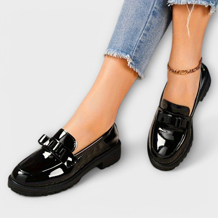 Kesäiset Slip-On Loaferit Koristenauhalla – Tyylikäs ja Mukava Valinta