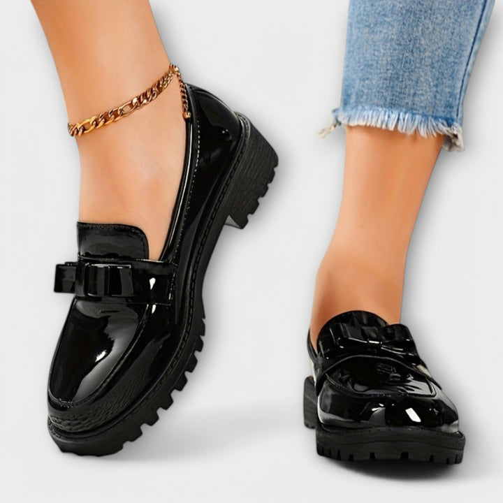 Kesäiset Slip-On Loaferit Koristenauhalla – Tyylikäs ja Mukava Valinta